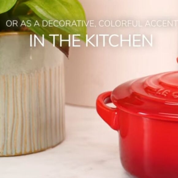 Le Creuset 10cm Petit Round Cocotte- Carmin - Picture 6 of 13